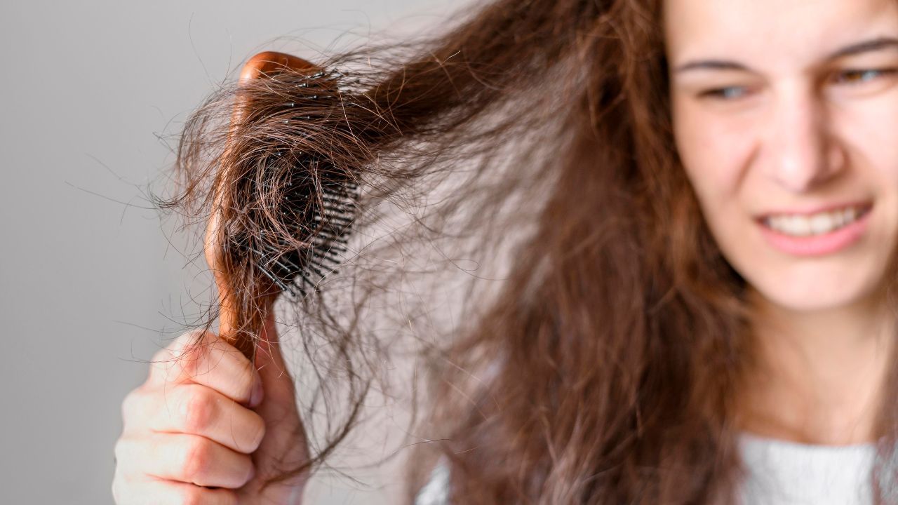 Monsoon Hair Care Tips: மழைக்காலத்தில்  முடி உதிர்வை தடுப்பது எப்படி? இயற்கை வழிமுறைகள் இதோ!