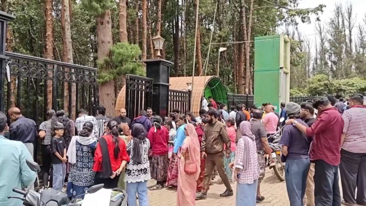 விடுமுறையில் நிறைந்த ஊட்டி.. பைன் காட்டிற்கு குவிந்த சுற்றுலா பயணிகள்..!