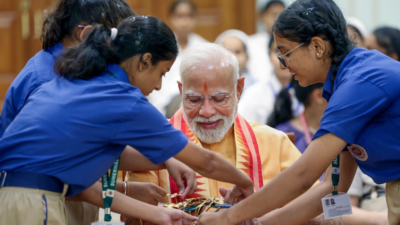 ரக்ஷா பந்தன்.. பிரதமர் மோடிக்கு ராக்கி கட்டி கொண்டாடிய பள்ளி குழந்தைகள்! ரக்ஷா பந்தன்.. பிரதமர் மோடிக்கு ராக்கி கட்டி கொண்டாடிய பள்ளி குழந்தைகள்!