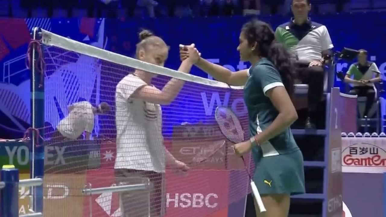 BWF World Championships: உலக சாம்பியன்ஷிப்பில் பி.வி. சிந்து அதிரடி தொடக்கம்.. பல்கேரியா வீராங்கனையை 40 நிமிடங்களுக்குள் வீழ்த்தி அசத்தல்!