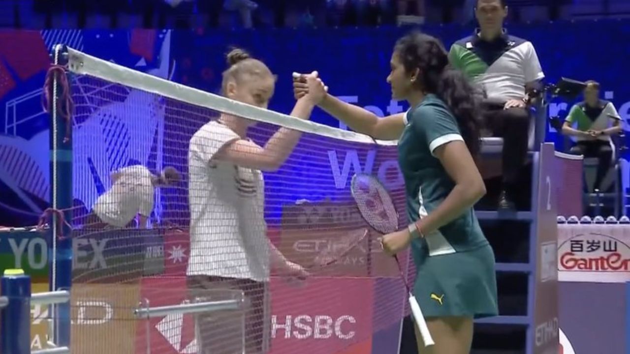 BWF World Championships: உலக சாம்பியன்ஷிப்பில் பி.வி. சிந்து அதிரடி தொடக்கம்.. பல்கேரியா வீராங்கனையை 40 நிமிடங்களுக்குள் வீழ்த்தி அசத்தல்! BWF World Championships: உலக சாம்பியன்ஷிப்பில் பி.வி. சிந்து அதிரடி தொடக்கம்.. பல்கேரியா வீராங்கனையை 40 நிமிடங்களுக்குள் வீழ்த்தி அசத்தல்!