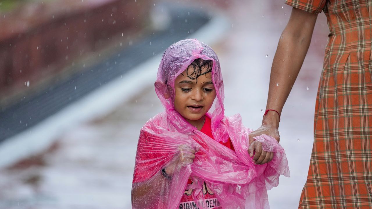 வங்கக்கடலில் உருவானது காற்றழுத்த தாழ்வு பகுதி.. கோவை, நீலகிரிக்கு கனமழை எச்சரிக்கை.. வங்கக்கடலில் உருவானது காற்றழுத்த தாழ்வு பகுதி.. கோவை, நீலகிரிக்கு கனமழை எச்சரிக்கை..