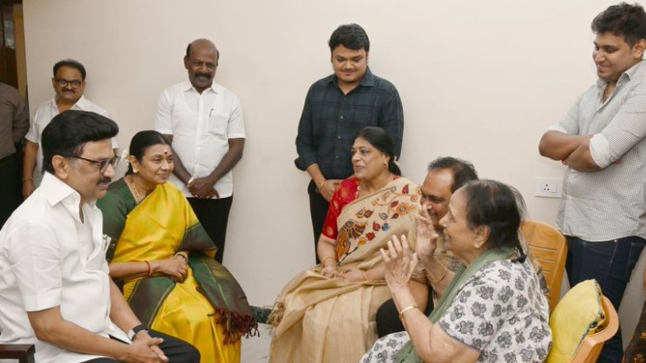 பழம்பெரும் நடிகை எம்.என் ராஜத்தை நேரில் சந்தித்து வாழ்த்து கூறிய தமிழ்நாடு முதலமைச்சர் மு.க. ஸ்டாலின்.. பழம்பெரும் நடிகை எம்.என் ராஜத்தை நேரில் சந்தித்து வாழ்த்து கூறிய தமிழ்நாடு முதலமைச்சர் மு.க. ஸ்டாலின்..