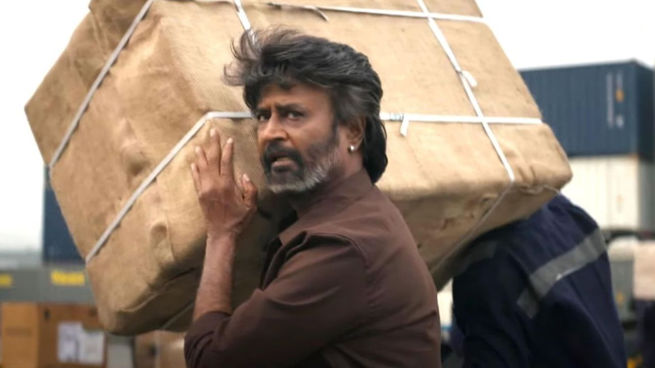 சினிமாவில் 50 ஆண்டுகளை நிறைவு செய்த ரஜினிகாந்த் – மும்பையில் ரசிகர்கள் செய்த நெகிழ்ச்சி சம்பவம்