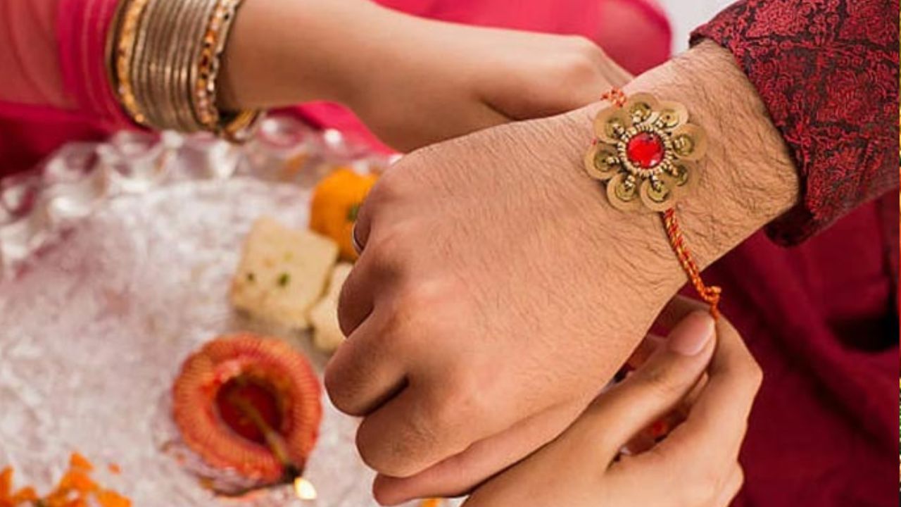 Vastu Tips: ரக்ஷா பந்தன் பண்டிகை.. ராக்கி கட்டும்போது பின்பற்ற வேண்டிய வாஸ்து விதிகள்! Vastu Tips: ரக்ஷா பந்தன் பண்டிகை.. ராக்கி கட்டும்போது பின்பற்ற வேண்டிய வாஸ்து விதிகள்!
