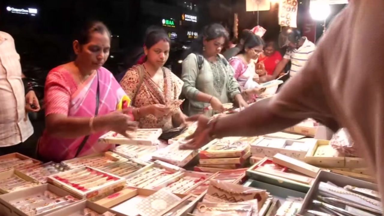 Raksha Bandhan: ரக்‌ஷா பந்தன் பண்டிகை.. ஆர்வமுடன் ராக்கி கயிறு வாங்கிய பெண்கள்!