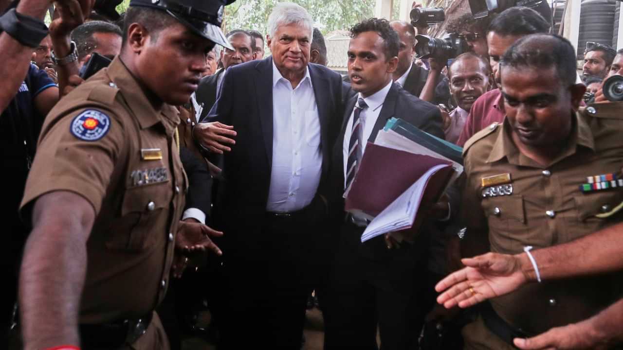 இலங்கை முன்னாள் அதிபர் ரணில் விக்ரமசிங்கே கைது.. பகீர் குற்றச்சாட்டு.. பின்னணி என்ன? இலங்கை முன்னாள் அதிபர் ரணில் விக்ரமசிங்கே கைது.. பகீர் குற்றச்சாட்டு.. பின்னணி என்ன?