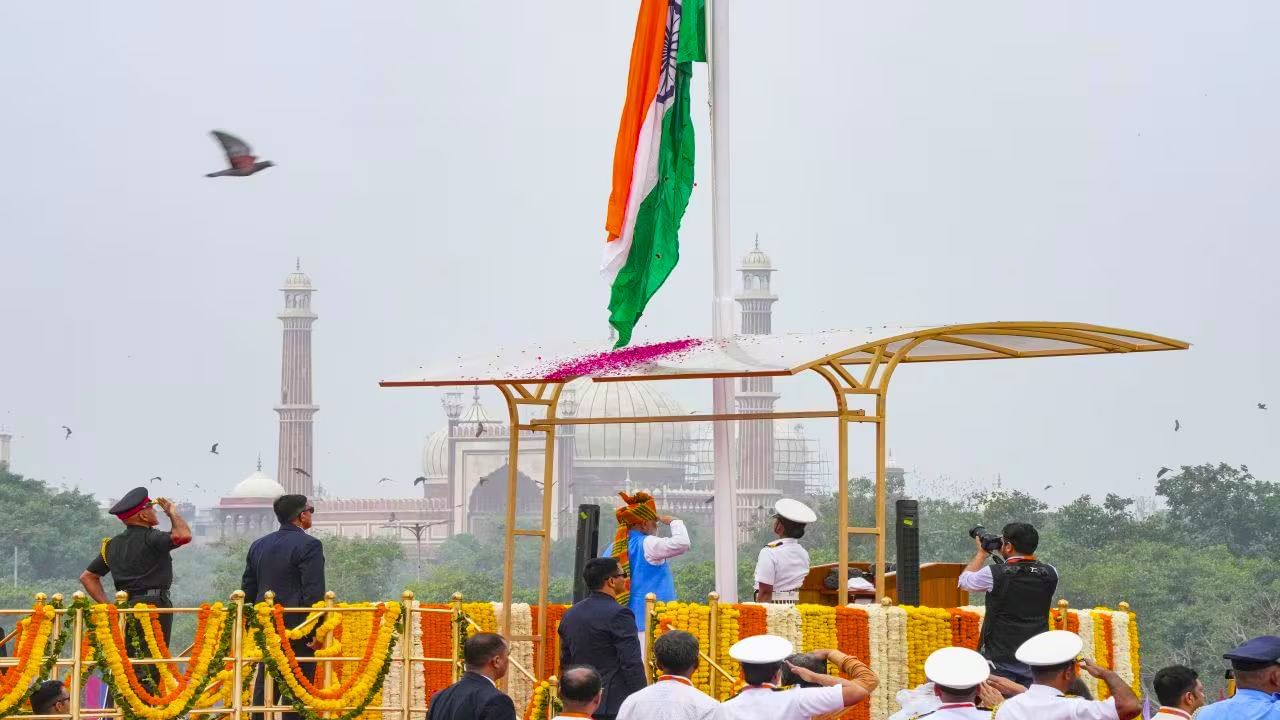 சுதந்திர தினம் அன்று பிரதமர் செங்கோட்டையில் கொடி ஏற்றுவது ஏன்?.. காரணாம் இதுதான்!