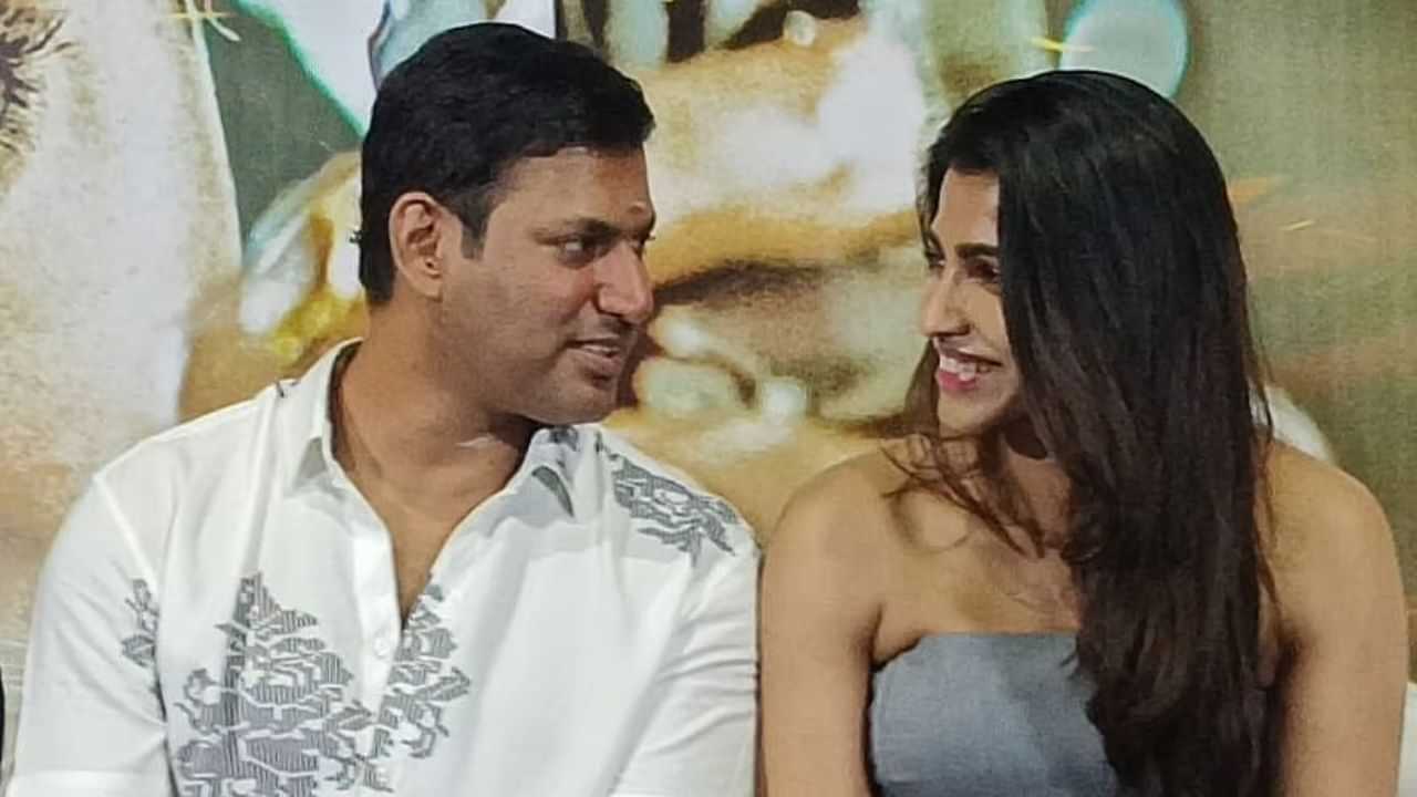 நடிகை சாய் தன்ஷிகாவை விட நடிகர் விஷால் இத்தனை வயது மூத்தவரா? நடிகை சாய் தன்ஷிகாவை விட நடிகர் விஷால் இத்தனை வயது மூத்தவரா?