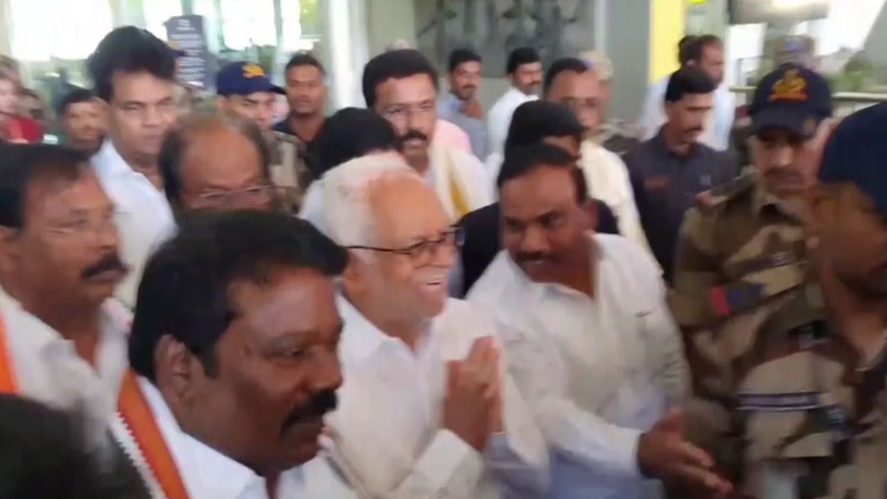 துணை குடியரசு தலைவர் வேட்பாளர் சுதர்ஷன் ரெட்டி சென்னை வருகை.. காங்கிரஸ் வேட்பாளர்கள் உற்சாக வரவேற்பு..!