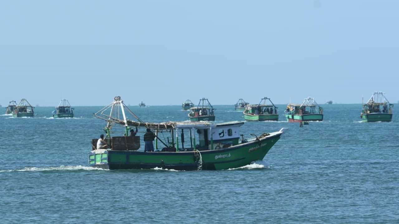 நடுக்கடலில் தமிழக மீனவர்கள் 14 பேர் கைது.. இலங்கை  கடற்படையினர் அட்டூழியம்!