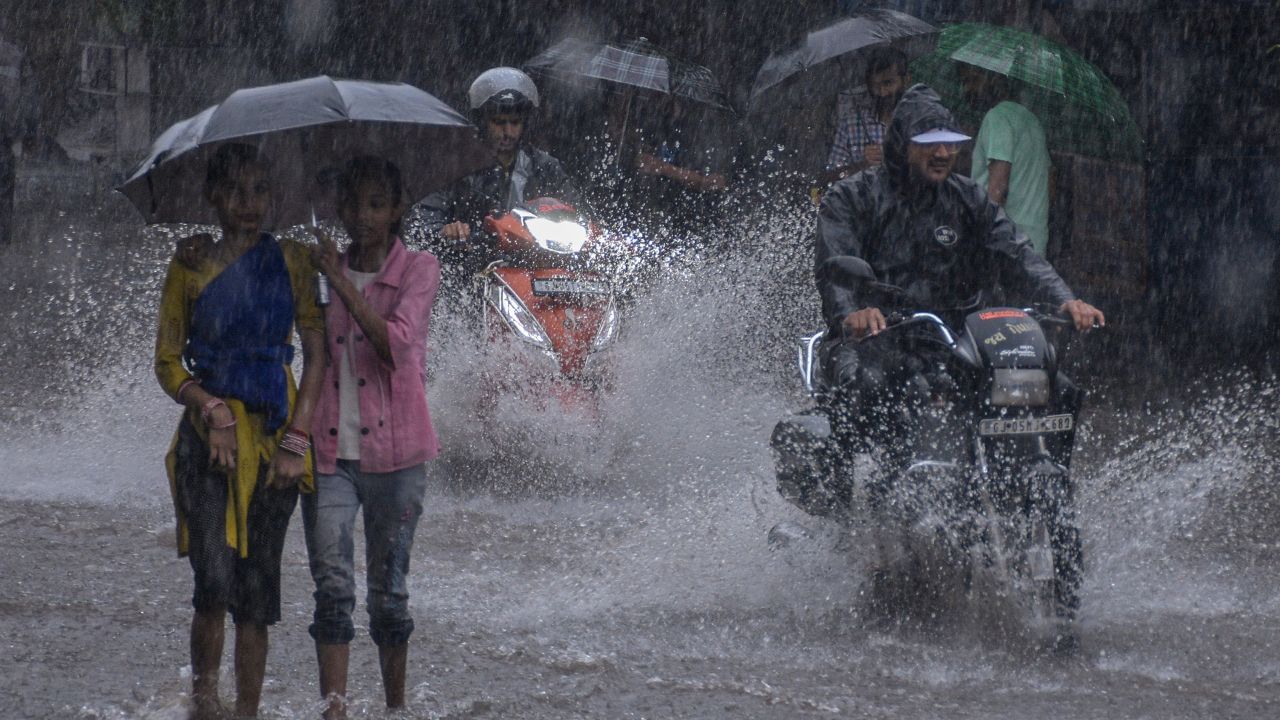Tamil Nadu Rains : தமிழகத்தில் வெளுத்து வாங்கும் கனமழை.. நீலகிரி, கோவைக்கு ஆரஞ்சு அலர்ட்.. வானிலை அப்டேட் Tamil Nadu Rains : தமிழகத்தில் வெளுத்து வாங்கும் கனமழை.. நீலகிரி, கோவைக்கு ஆரஞ்சு அலர்ட்.. வானிலை அப்டேட்