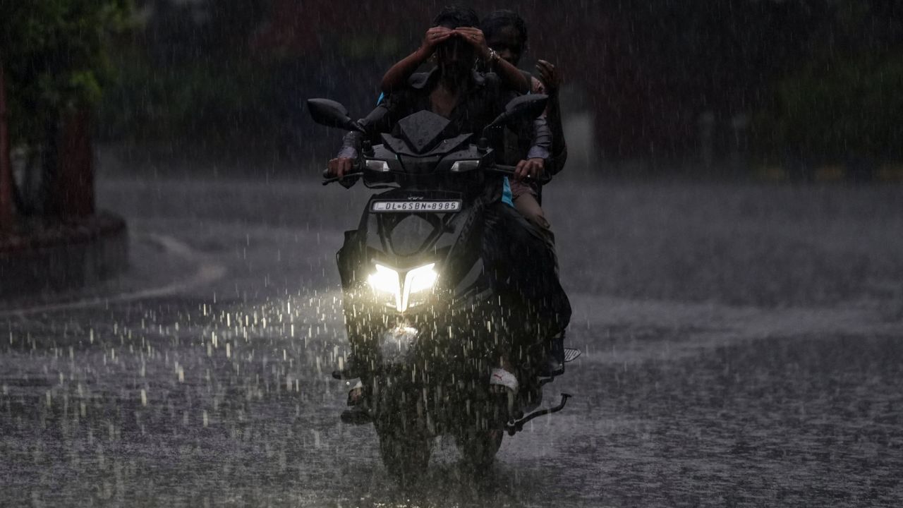 வங்கக் கடலில் காற்றழுத்த தாழ்வு பகுதி.. தமிழகத்தில் பொளக்கப்போகும் கனமழை.. வானிலை மையம் அலர்ட் வங்கக் கடலில் காற்றழுத்த தாழ்வு பகுதி.. தமிழகத்தில் பொளக்கப்போகும் கனமழை.. வானிலை மையம் அலர்ட்