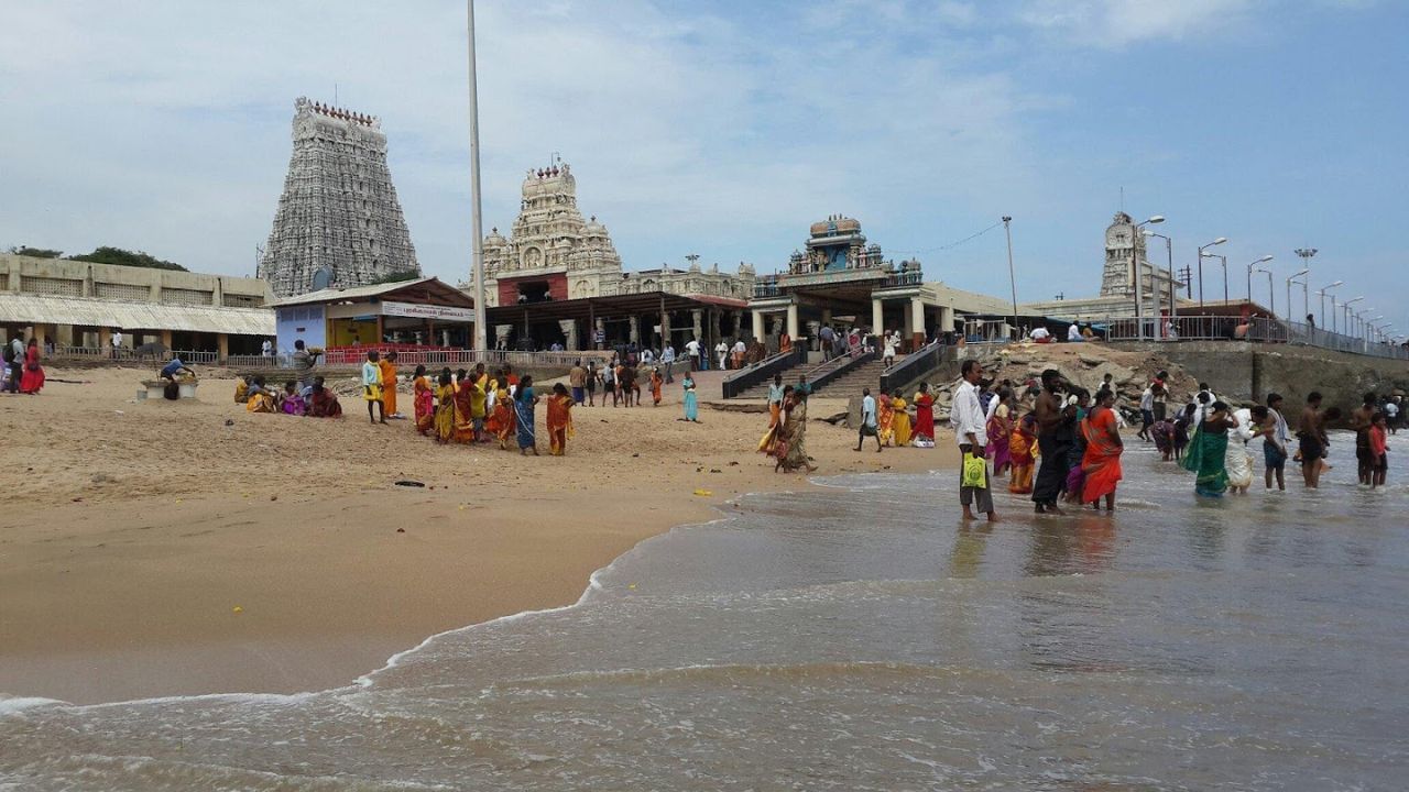 திருச்செந்தூர் கடலில் அதிர்ச்சி.. பக்தர்களுக்கு காலில் எலும்பு முறிவு.. நடந்தது என்ன?