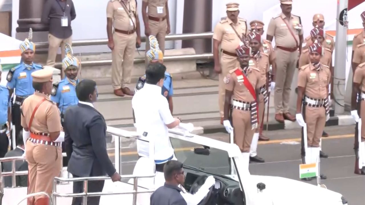 சுதந்திர தின விழா.. அணிவகுப்பை ஏற்றுக்கொண்ட முதல்வர் ஸ்டாலின்