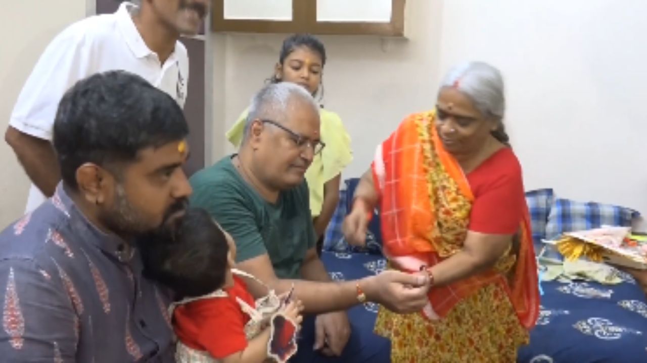 திருச்சியில் ரக்ஷா பந்தன் கொண்டாடிய குடும்பம்.. சகோதரர்களுக்கு ராக்கி கட்டிய பெண்கள்!