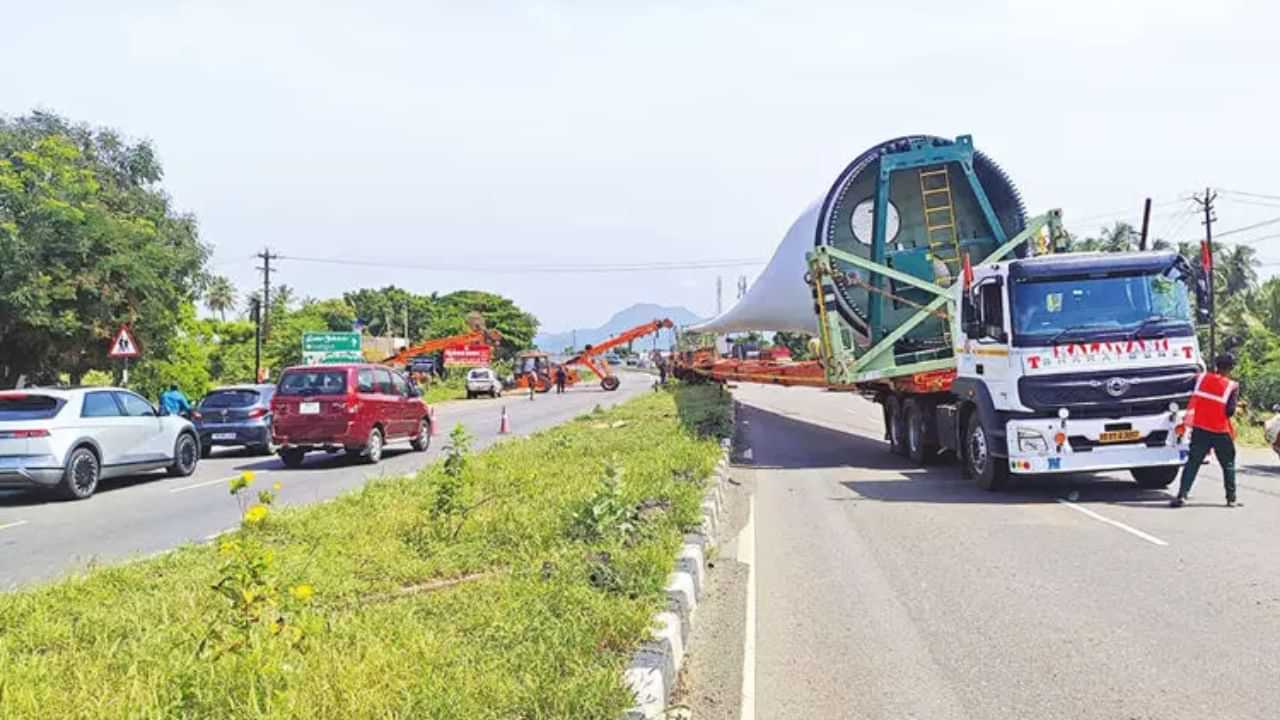 காற்றாலை இறக்கை ஏற்றிச்சென்ற லாரி விபத்து.. 2.30 மணி நேரம் நீடித்த போக்குவரத்து நெரிசல்!