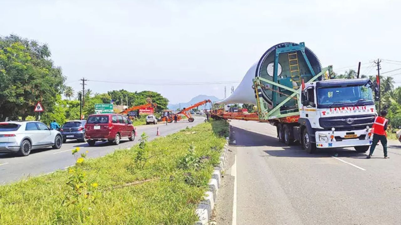காற்றாலை இறக்கை ஏற்றிச்சென்ற லாரி விபத்து.. 2.30 மணி நேரம் நீடித்த போக்குவரத்து நெரிசல்! காற்றாலை இறக்கை ஏற்றிச்சென்ற லாரி விபத்து.. 2.30 மணி நேரம் நீடித்த போக்குவரத்து நெரிசல்!