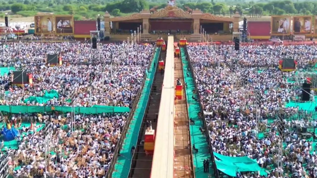 நிரம்பி வழியும் மாநாட்டு திடல்.. தமிழகமே திரும்பி பார்க்கும் கூட்டம்!