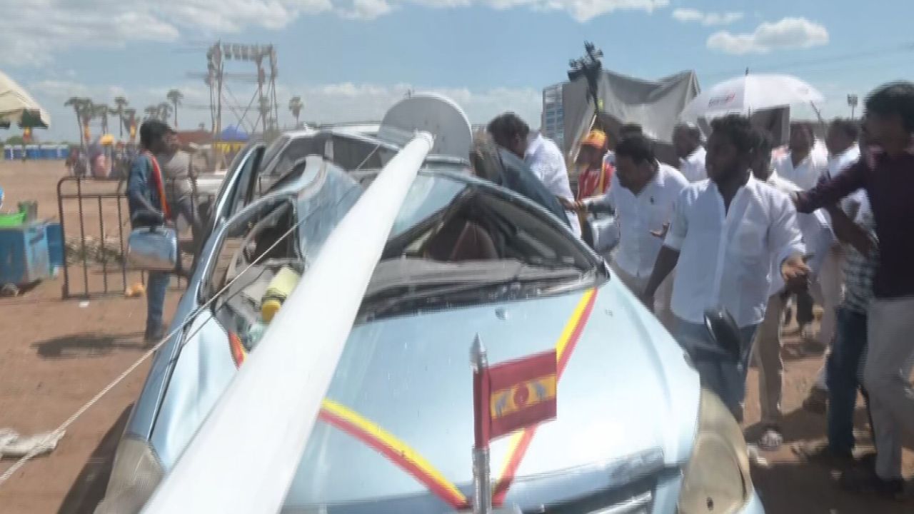 தவெக மாநாட்டில் மீண்டும் பதட்டம்.. 100 அடி கொடி கம்பம் விழுந்து நொறுங்கிய கார்..!