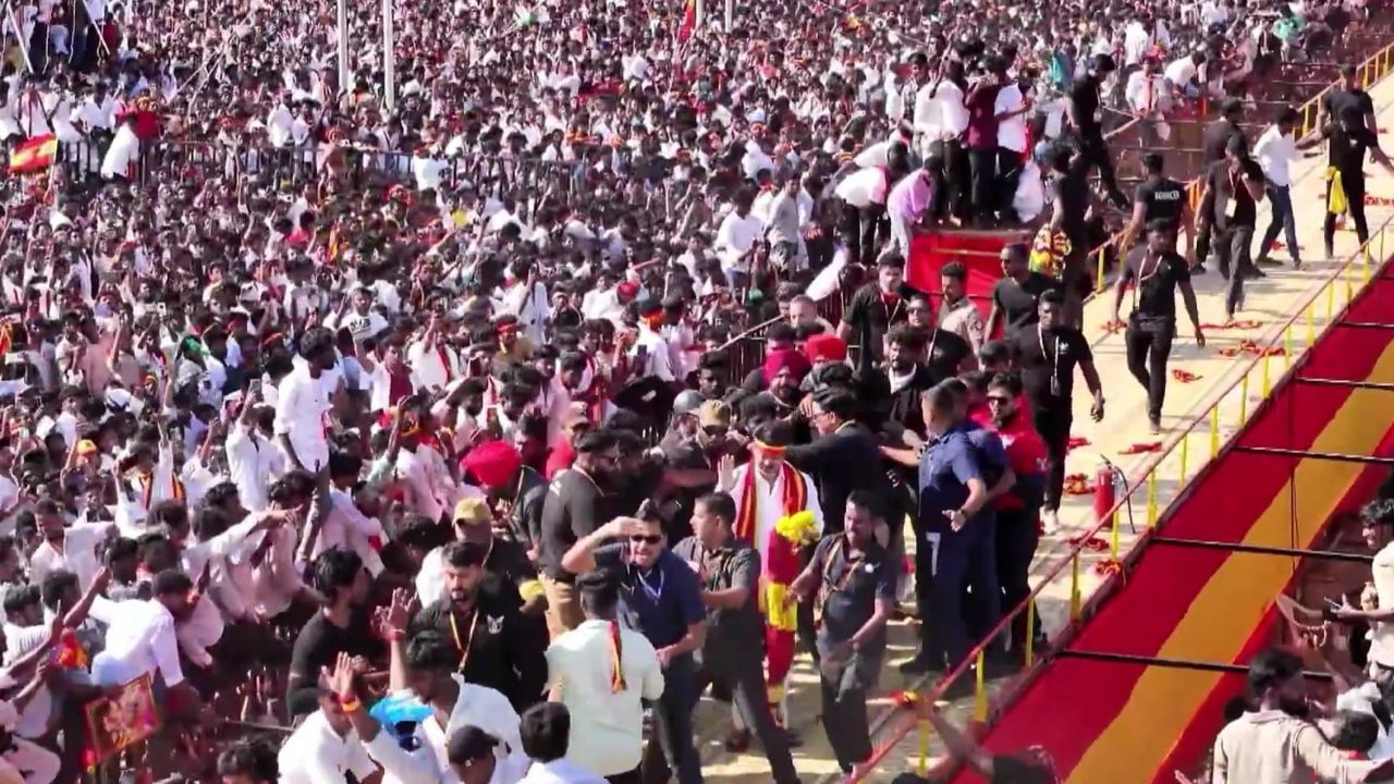 த.வெ.க கொடியை தலையில் கட்டி ரேம்ப் வாக்கில் விஜய்.. ஆர்ப்பரிக்கும் தொண்டர்கள் கூட்டம்..