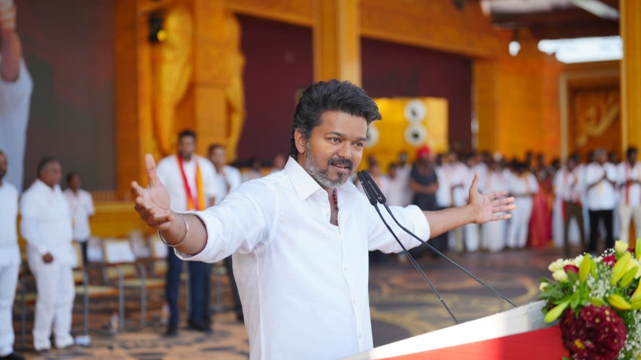 எல்லா சினிமாக்காரனும் முட்டாள் அல்ல.. த.வெ.க மாநாட்டில் விஜய் சொன்ன குட்டி கதை..