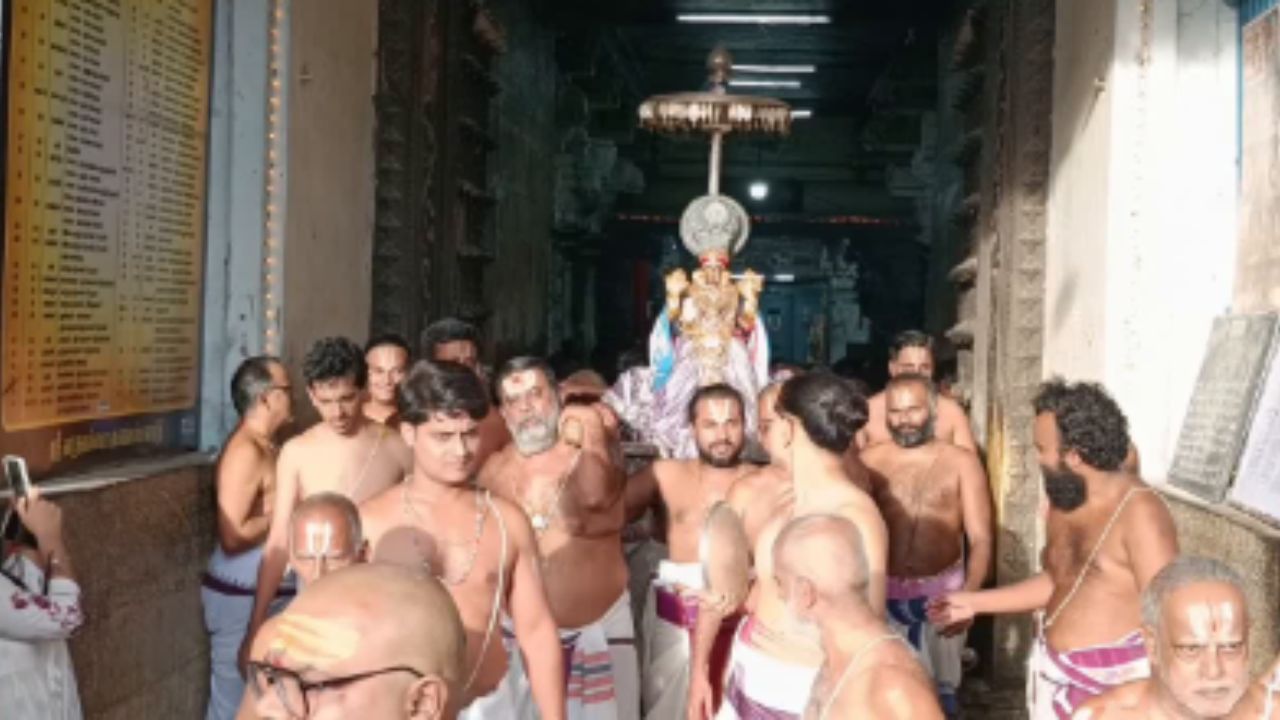 வரதராஜ பெருமாள் கோயிலில் கருட சேவை.. பக்தர்கள்  தரிசனம்