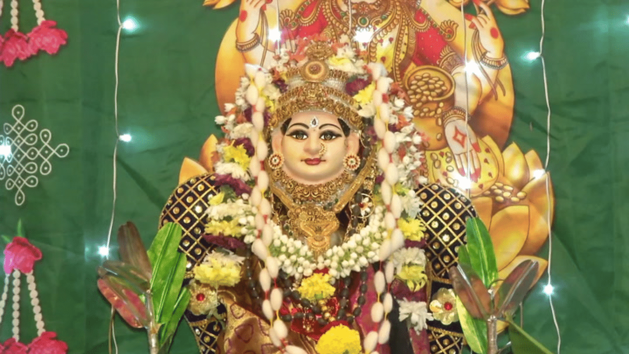 வரலட்சுமி பூஜையை முன்னிட்டு பக்தர்கள் கோவில்களில் சிறப்பு வழிபாடு