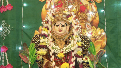 வரலட்சுமி பூஜையை முன்னிட்டு பக்தர்கள் கோவில்களில் சிறப்பு வழிபாடு வரலட்சுமி பூஜையை முன்னிட்டு பக்தர்கள் கோவில்களில் சிறப்பு வழிபாடு