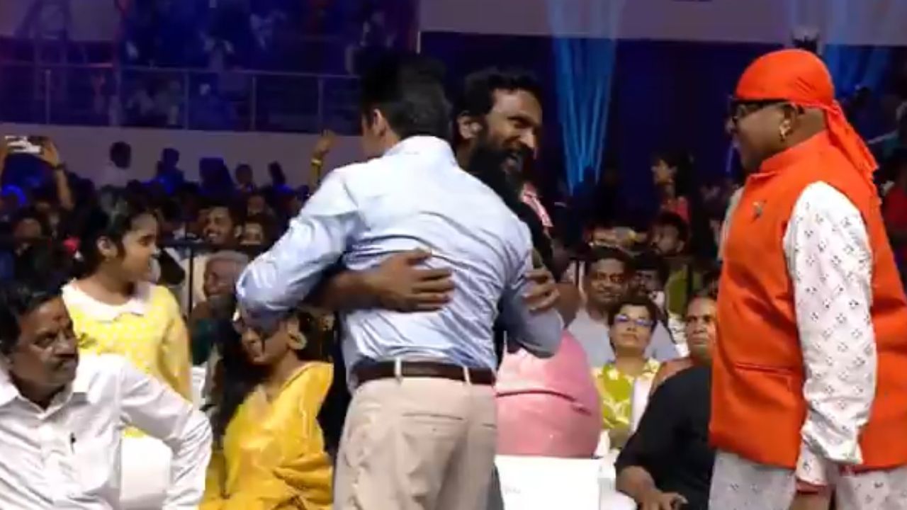 சூர்யாவின் அகரம் அறக்கட்டளை விழாவில் கலந்துகொண்ட வெற்றிமாறன் – வைரலாகும் வீடியோ! சூர்யாவின் அகரம் அறக்கட்டளை விழாவில் கலந்துகொண்ட வெற்றிமாறன் – வைரலாகும் வீடியோ!