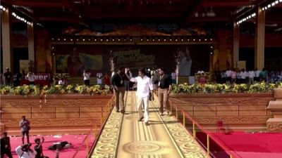 தவெக தொண்டர்கள் முன்னிலையில் ரேம்ப் வாக் செய்த விஜய்..! தவெக தொண்டர்கள் முன்னிலையில் ரேம்ப் வாக் செய்த விஜய்..!