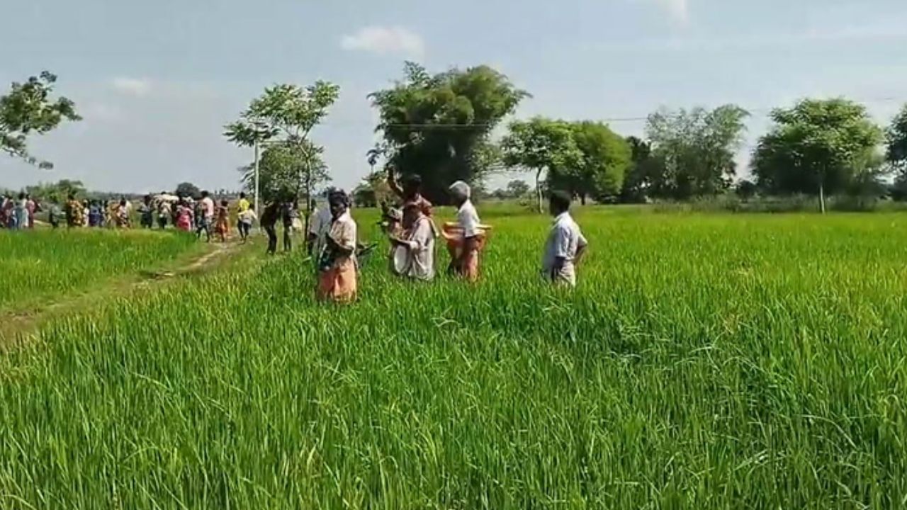 இல்லாத சாலை.. இறந்தவர்களை நிலங்கள் வழியாக தூக்கி செல்லும் மக்கள்..!