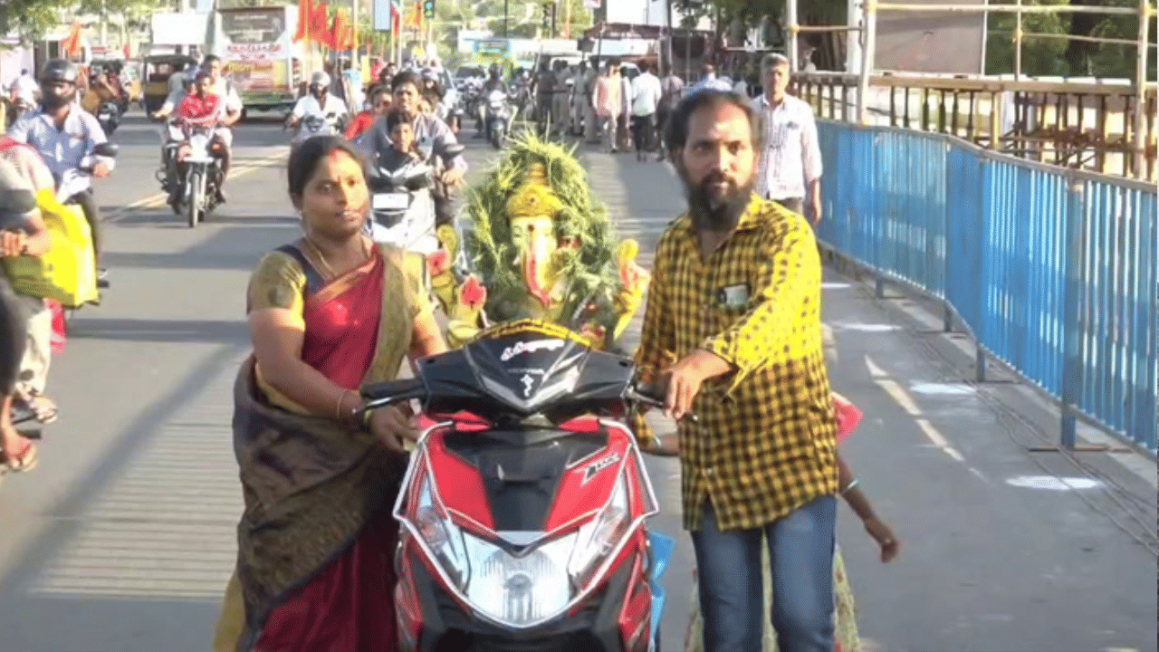 ஊர்வலமாக கொண்டு வரப்பட்டு காவிரி ஆற்றில் கரைக்கட்ட விநாயகர் சிலைகள்!