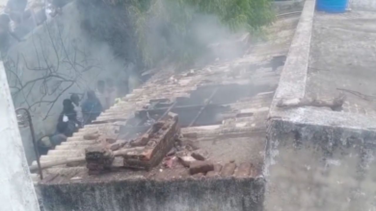 சட்டவிரோதமாக வீட்டில் பட்டாசு தயாரிப்பு.. வெடி விபத்தில் 3 பேர் பலி