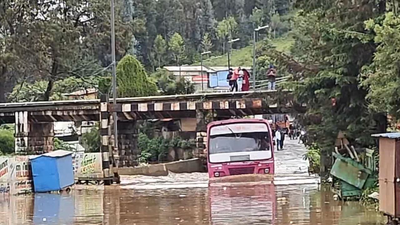 கொட்டித்தீர்த்த கனமழை.. ஊட்டியில் தேங்கிய மழைநீர்