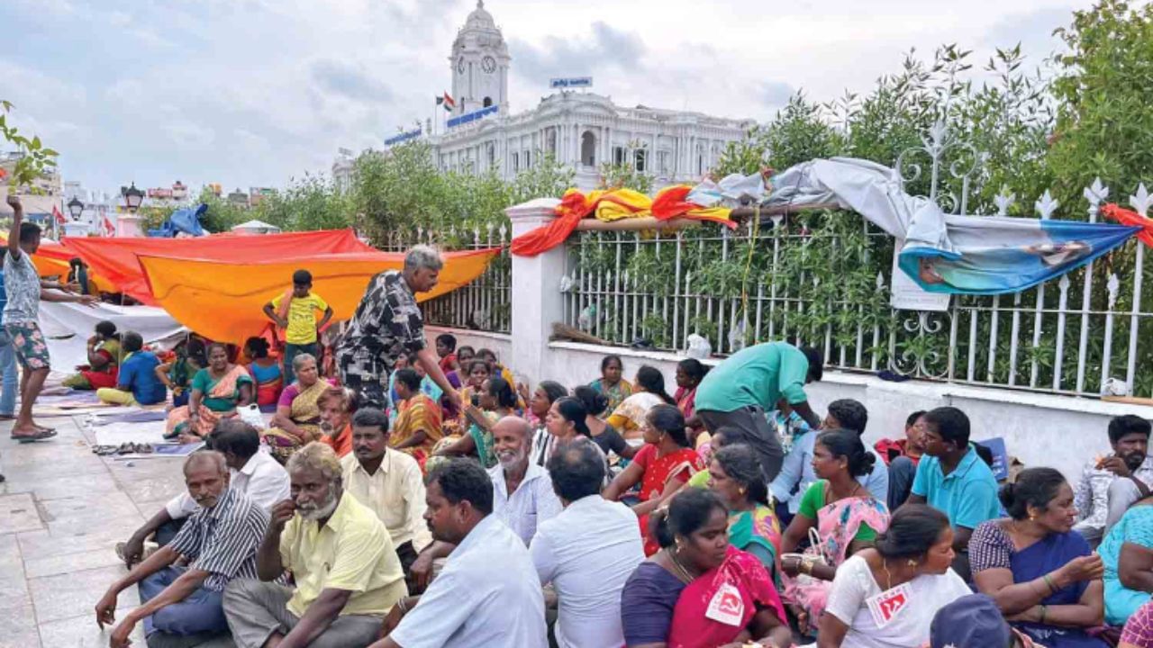தூய்மை பணியை தனியாருக்கு வழங்கியதை எதிர்த்து வழக்கு.. உயர் நீதிமன்றத்தில் இன்று விசாரணை! தூய்மை பணியை தனியாருக்கு வழங்கியதை எதிர்த்து வழக்கு.. உயர் நீதிமன்றத்தில் இன்று விசாரணை!