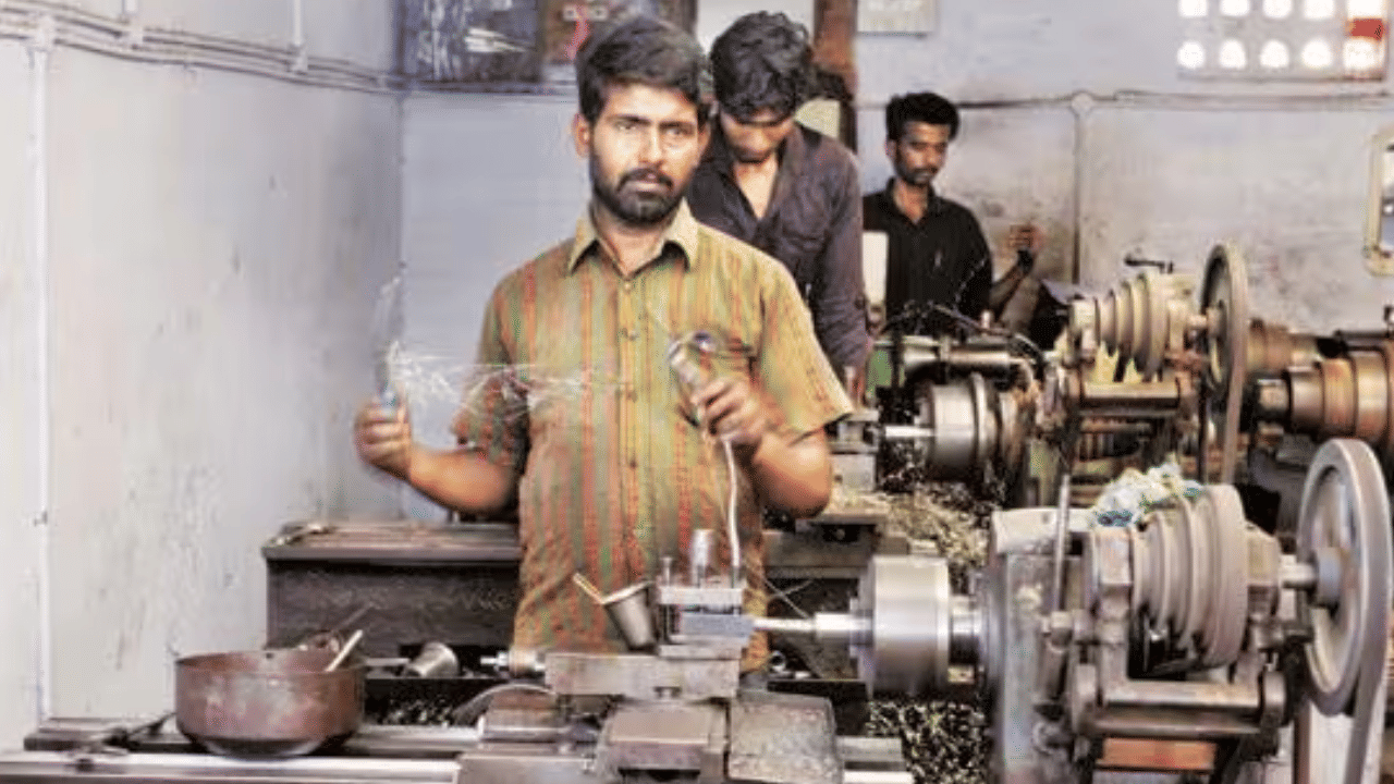 உற்பத்தி துறையில் வேலைவாய்ப்பு.. தமிழ்நாடு முதலிடம் – மத்திய அரசு அறிவிப்பு உற்பத்தி துறையில் வேலைவாய்ப்பு.. தமிழ்நாடு முதலிடம் – மத்திய அரசு அறிவிப்பு