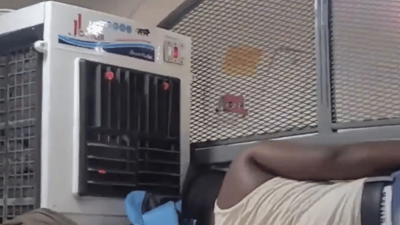 என்ன ஒரு புத்திசாலித்தனம்! ரயிலில் கையோடு ஏர் கூலர் எடுத்து சென்ற நபர் - வைரல் வீடியோ என்ன ஒரு புத்திசாலித்தனம்! ரயிலில் கையோடு ஏர் கூலர் எடுத்து சென்ற நபர் - வைரல் வீடியோ