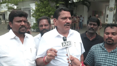 ஏர்போர்ட் மூர்த்தி மீது விடுதலை சிறுத்தைகள் கட்சியினர் தாக்குதல் ஏர்போர்ட் மூர்த்தி மீது விடுதலை சிறுத்தைகள் கட்சியினர் தாக்குதல்