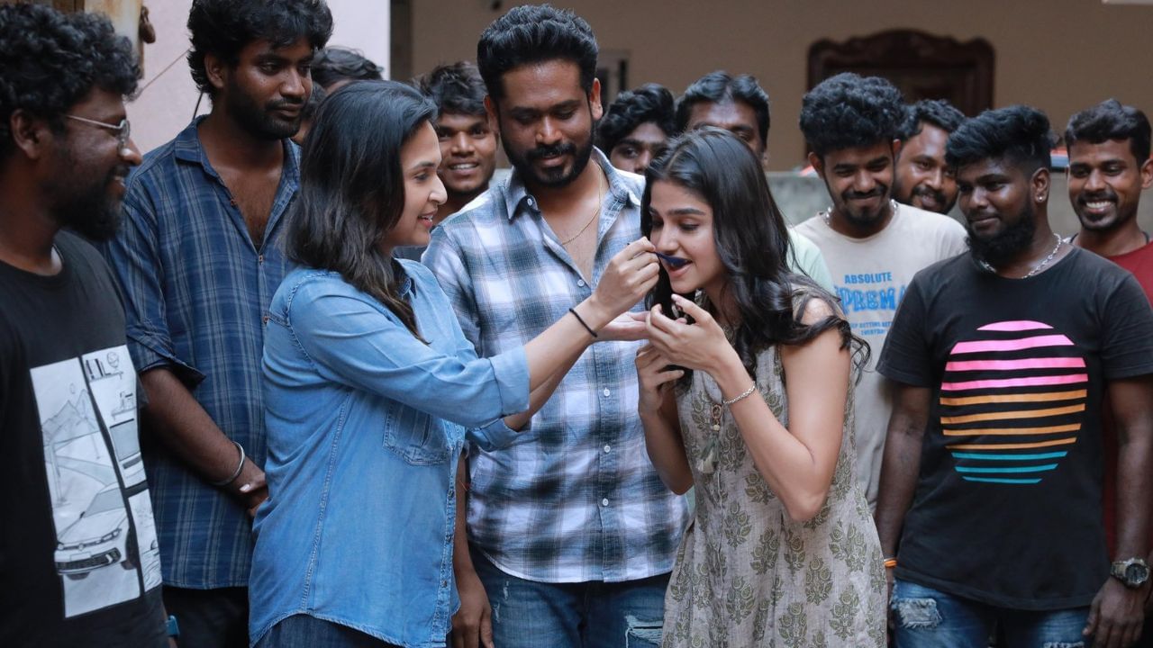 அனஸ்வரா ராஜனின் பர்த்டே ஸ்பெஷல்… கேக் வெட்டி கொண்டாடிய சௌந்தர்யா ரஜினிகாந்த்