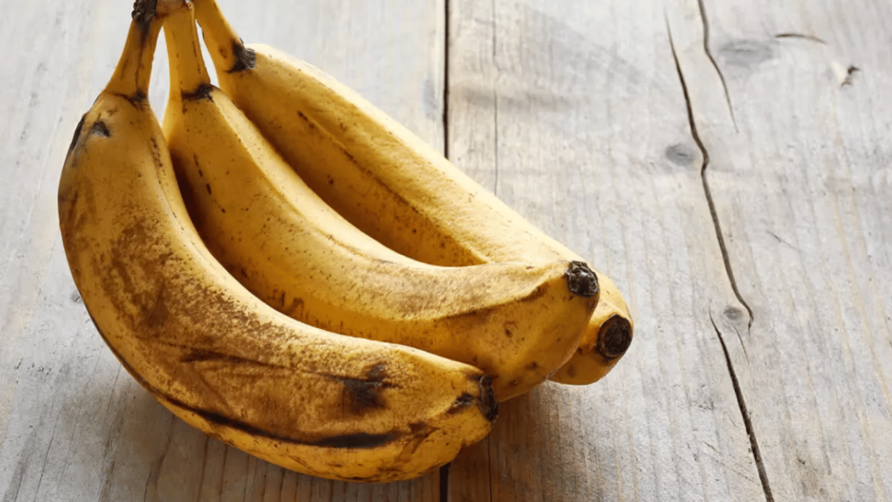 வாழைப்பழம் விரைவாக கெட்டுப்போகிறதா? இந்த டிப்ஸை டிரை பண்ணுங்க வாழைப்பழம் விரைவாக கெட்டுப்போகிறதா? இந்த டிப்ஸை டிரை பண்ணுங்க