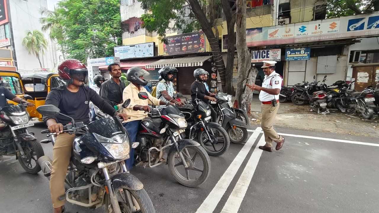 வாகன ஓட்டிகளுக்கு புது ரூல்ஸ்.. இனி இது கட்டாயமாம்.. சென்னை காவல்துறை அறிவிப்பு வாகன ஓட்டிகளுக்கு புது ரூல்ஸ்.. இனி இது கட்டாயமாம்.. சென்னை காவல்துறை அறிவிப்பு