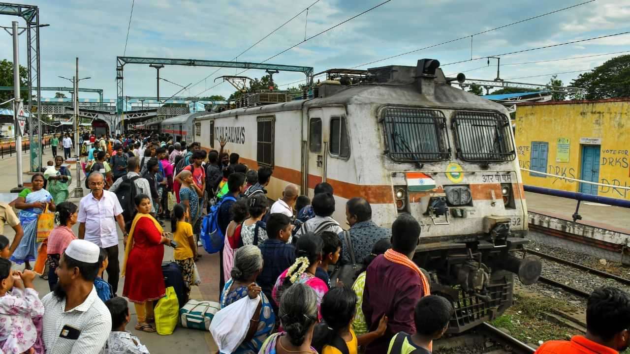 தீபாவளிக்கு ஊருக்கு போக ரெடியா? கூடுதல் சிறப்பு ரயில்கள் இயக்கம்.. எங்கெங்கு?