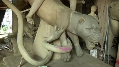 ஹைதராபாத்தில் நவராத்திரிக்கு தயாராகும் துர்கை அம்மன் சிலைகள்..! ஹைதராபாத்தில் நவராத்திரிக்கு தயாராகும் துர்கை அம்மன் சிலைகள்..!