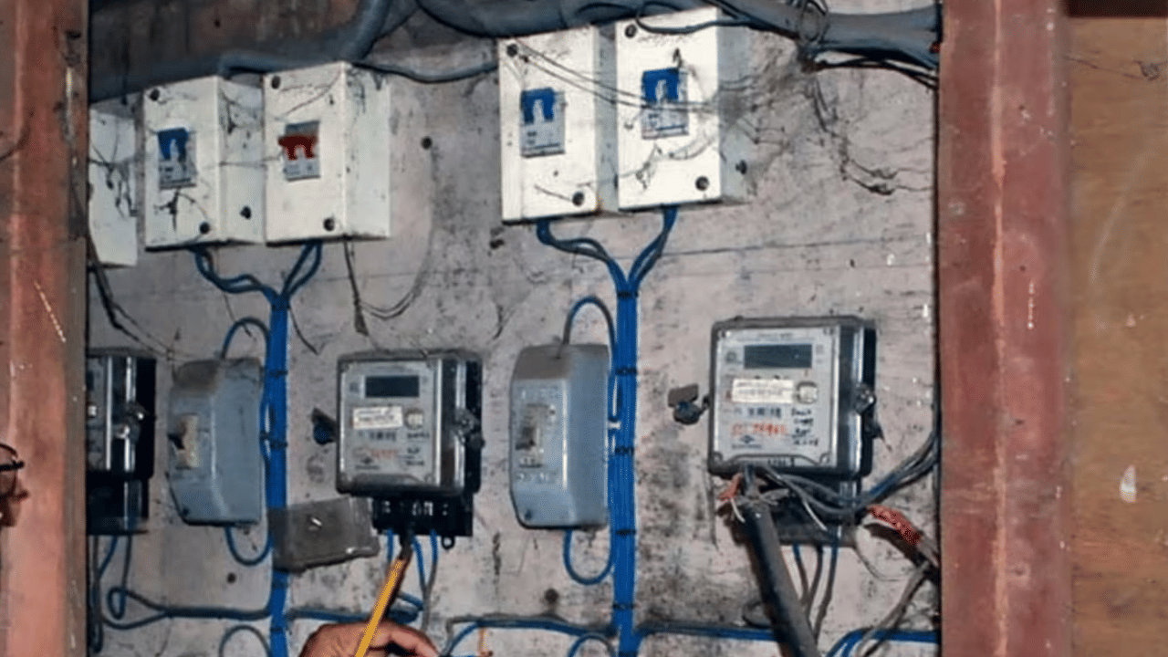 Electricity Bill: தொழிலாளி வீட்டுக்கு ரூ.1.61 கோடி பில்.. ஷாக் அடித்த மின் கட்டணம்! Electricity Bill: தொழிலாளி வீட்டுக்கு ரூ.1.61 கோடி பில்.. ஷாக் அடித்த மின் கட்டணம்!