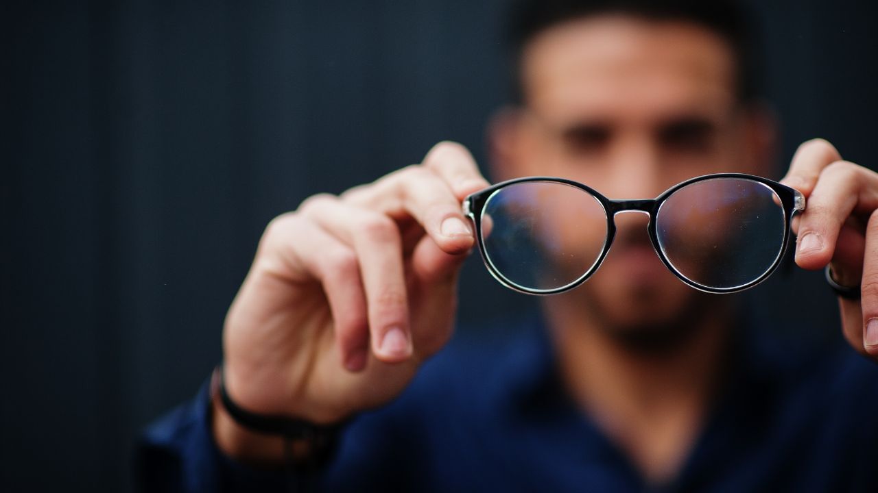 Glasses Scratches: கண் கண்ணாடி லென்ஸ்களில் கீறல்களா..? இதை செய்தால் உடனடியாக மறையும்!