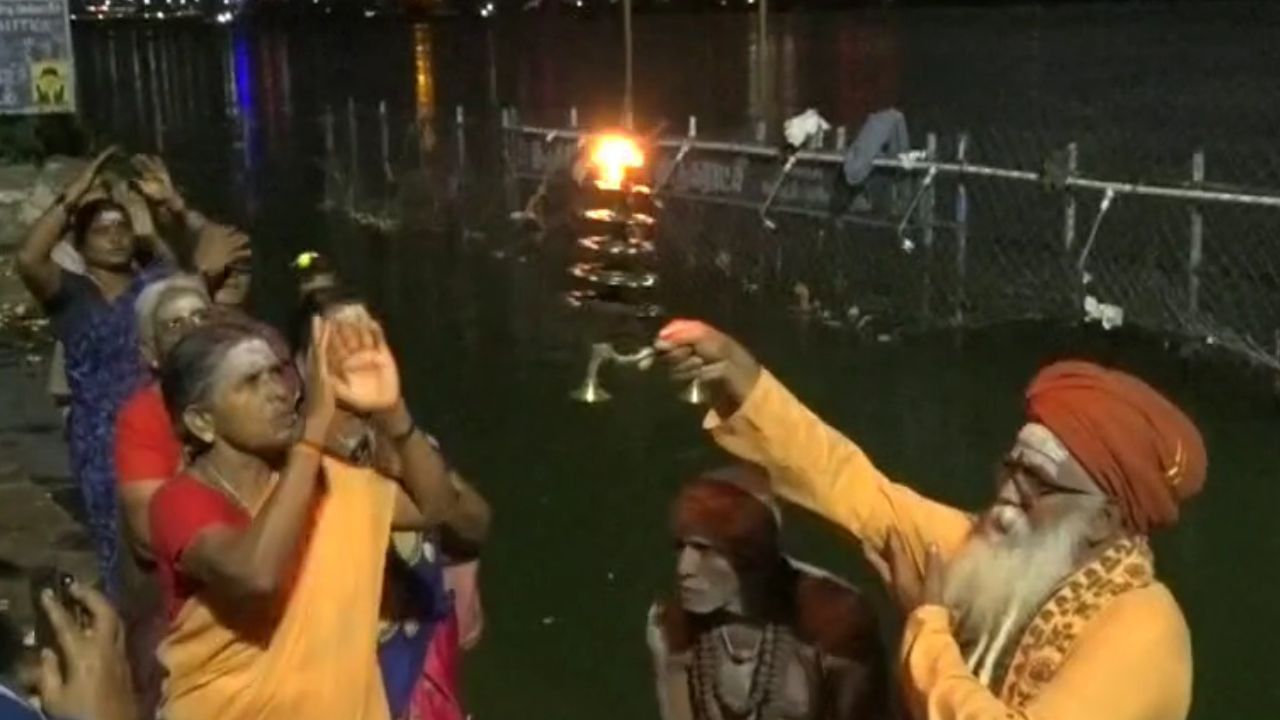 ஸ்பெஷல் பவுர்ணமி.. காவிரி ஆற்றுக்கு சிறப்பு பூஜை!