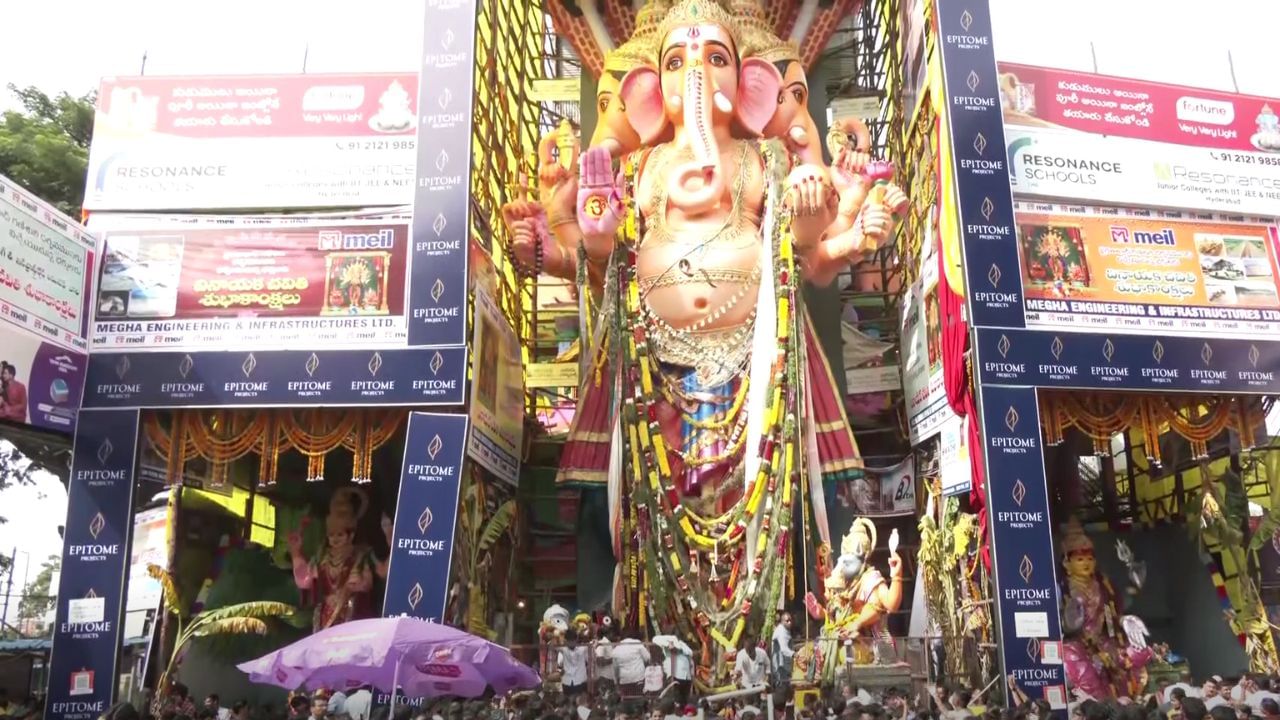 ஹைதராபாத்தில் 69 அடி உயர விநாயகர் சிலை - பக்தர்கள் வழிபாடு ஹைதராபாத்தில் 69 அடி உயர விநாயகர் சிலை - பக்தர்கள் வழிபாடு