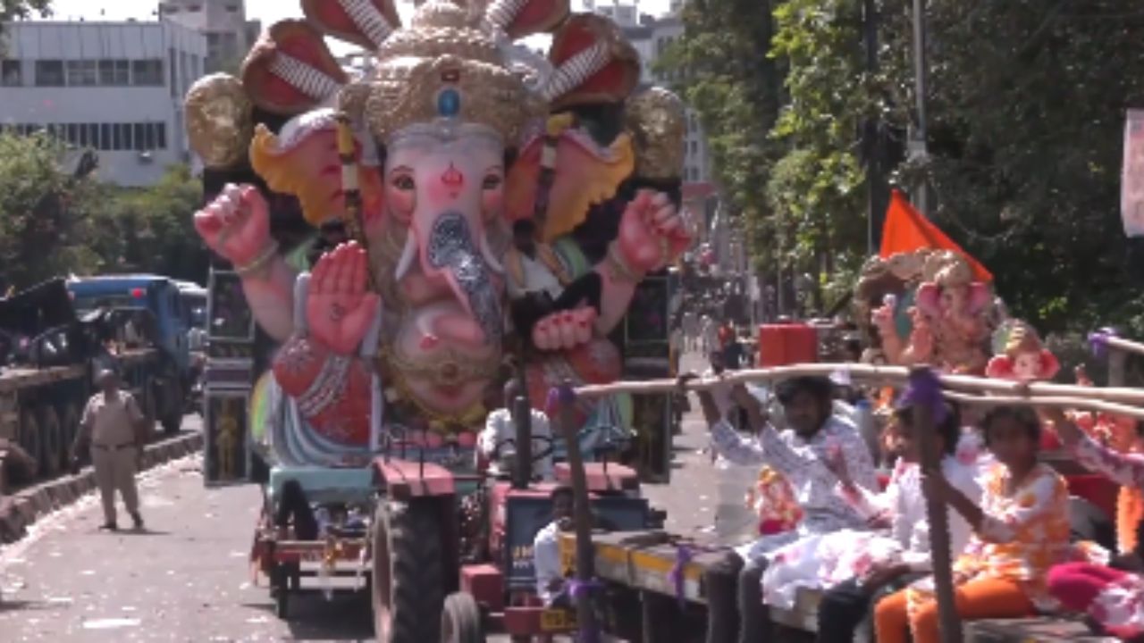 ஹைதராபாத்தில் மேளதாளத்துடன் ஆறு, ஏரிகளில் விநாயகர் சிலைகள் கரைப்பு