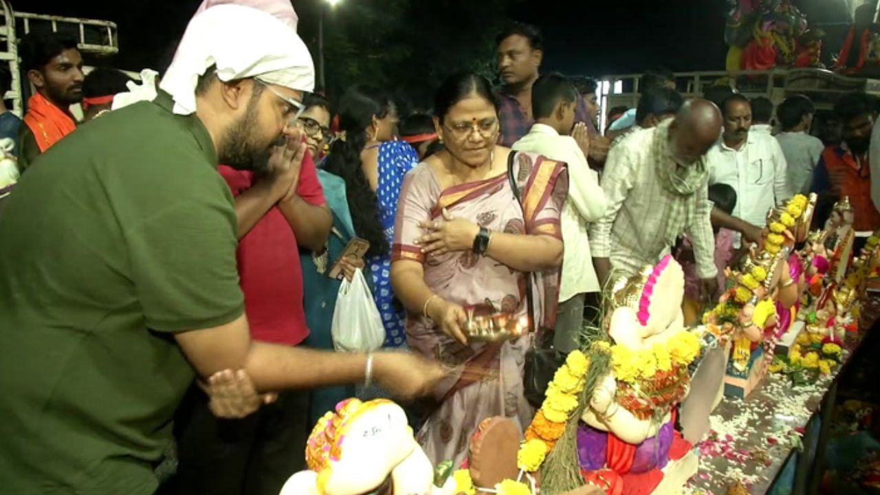 கர்நாடகாவில் கோலாகலம்.. கணபதி சிலையை கரைத்த பக்தர்கள்!